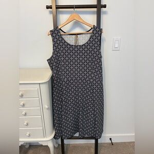 1X penningtons Sleeveless Black and White Patterned Dress with pockets!!! 💛